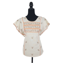 Cargar imagen en el visor de la galería, Blusa grande de corte recto con bordados de hilván tradicionales de Puebla, en color blanco con detalles en pecho, mangas y parte inferior. Hecha por Hilaria Gómez.