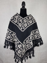 Cargar imagen en el visor de la galería, Quexquémetl, capita mediana de acrilán con bordado en punto de cruz o puntada antigua