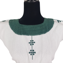 Cargar imagen en el visor de la galería, Blusa bordada Tzotzil Maya tradicional de Santa Martha Chiapas color blanca con detalles en verde agua. Hecha por Oliverio Gómez