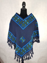 Cargar imagen en el visor de la galería, Quexquémetl, capita mediana de acrilán con bordado en punto de cruz o puntada antigua
