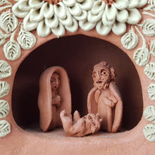 Cargar imagen en el visor de la galería, Misterio miniatura con barro bordado, elaborado con barro rojo y barro blanco