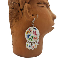 Cargar imagen en el visor de la galería, Arete de jícara decorado con laca perfilada con mariposas y flores