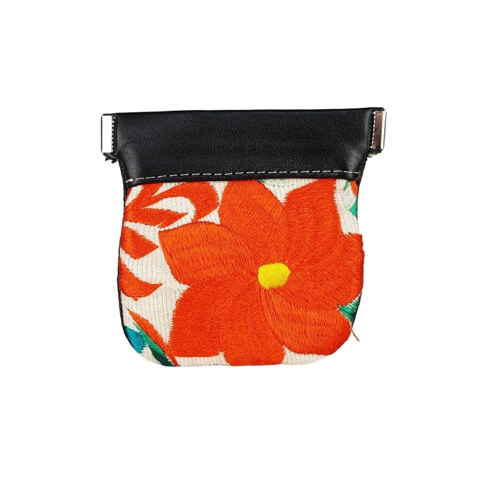 Monedero de piel con textil artesanal y fleje