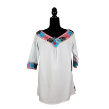 Cargar imagen en el visor de la galería, Blusa con manga 3/4, con finos bordados de hilván en cuello