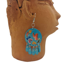 Cargar imagen en el visor de la galería, Arete de jícara decorado con laca perfilada con mariposas y flores