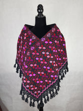 Cargar imagen en el visor de la galería, Quexquémetl, capita mediana de acrilán con bordado en punto de cruz o puntada antigua