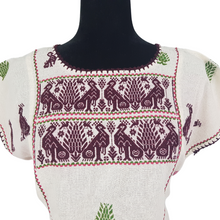 Cargar imagen en el visor de la galería, Blusa grande de corte recto con bordados de hilván tradicionales de Puebla, en color blanco con detalles en pecho, mangas y parte inferior. Hecha por Hilaria Gómez.