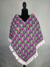 Cargar imagen en el visor de la galería, Quexquémetl, capita mediana de acrilán con bordado en punto de cruz o puntada antigua