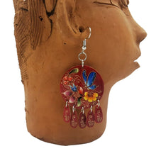 Cargar imagen en el visor de la galería, Arete de jícara decorado con laca perfilada con mariposas y flores