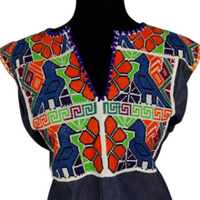 Cargar imagen en el visor de la galería, Blusa de mezclilla con bordado chenteño de punto de cruz