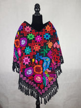 Cargar imagen en el visor de la galería, Quexquémetl, capita mediana de acrilán con bordado en punto de cruz o puntada antigua