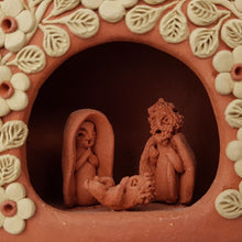 Cargar imagen en el visor de la galería, Misterio miniatura con barro bordado, elaborado con barro rojo y barro blanco