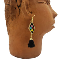 Cargar imagen en el visor de la galería, Arete chico elaborado a mano con cristales miyuki