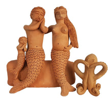 Cargar imagen en el visor de la galería, Pareja y familia de sirenitos moldeados a mano