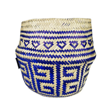 Cargar imagen en el visor de la galería, Cubre maceta de palma teñida y tejida a mano