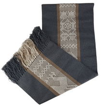 Cargar imagen en el visor de la galería, Camino de mesa de 1.5 m de largo con brocados tradicionales de Santo Tomás Jalieza, Oaxaca