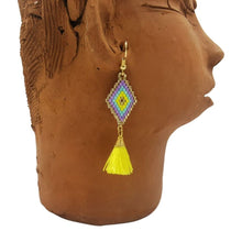 Cargar imagen en el visor de la galería, Arete chico elaborado a mano con cristales miyuki