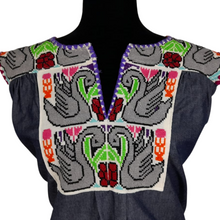 Cargar imagen en el visor de la galería, Blusa de mezclilla con bordado chenteño de punto de cruz