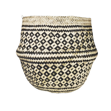 Cargar imagen en el visor de la galería, Cubre maceta de palma teñida y tejida a mano