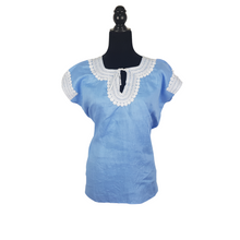 Cargar imagen en el visor de la galería, Blusa de lino con bordados Tzotziles tradicionales de Chiapas color zul con cuello y mangas blancas