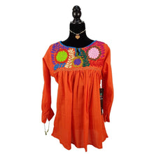 Cargar imagen en el visor de la galería, Blusón fresco de manta ligera, decorado al pecho con flores rococó