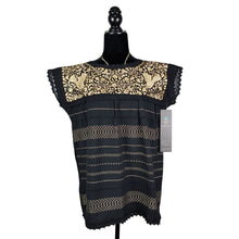 Cargar imagen en el visor de la galería, Blusa extra grande hecha en telar de pedal, bordada con palomas y flores y acabado de encaje