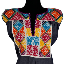 Cargar imagen en el visor de la galería, Blusa de mezclilla con bordado chenteño de punto de cruz