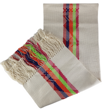 Cargar imagen en el visor de la galería, Camino de mesa de 1.5 m de largo con brocados tradicionales de Santo Tomás Jalieza, Oaxaca