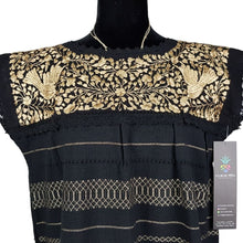 Cargar imagen en el visor de la galería, Blusa extra grande hecha en telar de pedal, bordada con palomas y flores y acabado de encaje