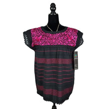 Cargar imagen en el visor de la galería, Blusa extra grande hecha en telar de pedal, bordada con palomas y flores y acabado de encaje