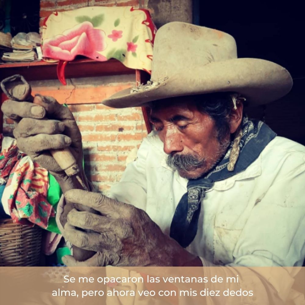 Don José y doña Teresita, figura decorativa de barro moldeada a mano