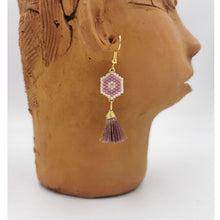 Cargar imagen en el visor de la galería, Arete chico elaborado a mano con cristales miyuki