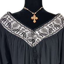 Cargar imagen en el visor de la galería, Blusa fresca de rayón con bordado de hilván tradicional de Puebla y manga 3/4