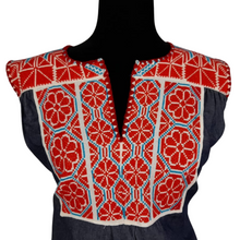 Cargar imagen en el visor de la galería, Blusa de mezclilla con bordado chenteño de punto de cruz