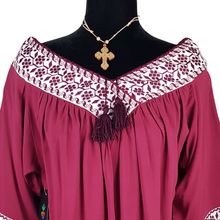 Cargar imagen en el visor de la galería, Blusa fresca de rayón con bordado de hilván tradicional de Puebla y manga 3/4