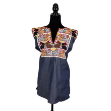 Cargar imagen en el visor de la galería, Blusa de mezclilla con bordado chenteño de punto de cruz