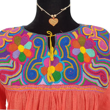 Cargar imagen en el visor de la galería, Blusa Aguacatenango con bordado de nudito, hecha en Chiapas