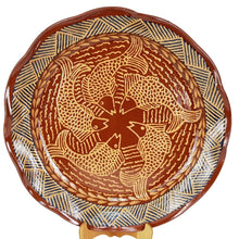 Cargar imagen en el visor de la galería, Plato de barro decorado con peces