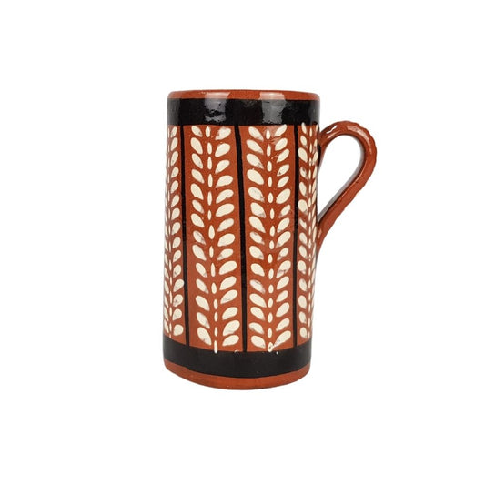 Taza alargada decorada con flores