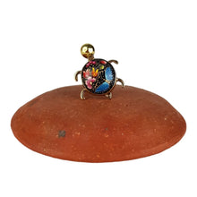 Cargar imagen en el visor de la galería, Anillo ajustable de piedra y tumbaga con forma de animalito decorado con laca perfilada