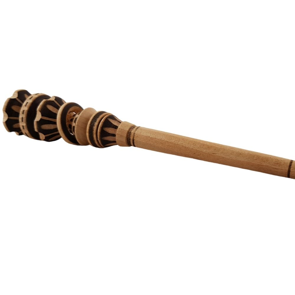 Pluma de madera tallada y decorada a mano inspirada en el molinillo mexicano