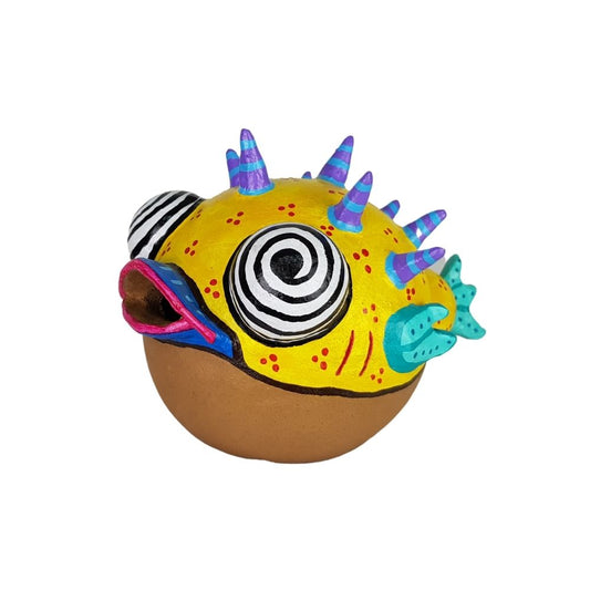 Alcancía de pez globo, elaborado en barro policromado frío