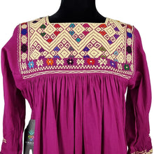 Cargar imagen en el visor de la galería, Vestido fresco de manta ligera, decorado al pecho con textil de San Andrés Larrainzar y manga 3/4