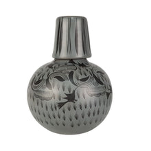 Cargar imagen en el visor de la galería, Botellón para agua grande de barro bruñido decorado con flores y pájaros