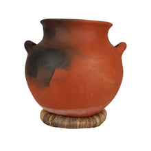 Cargar imagen en el visor de la galería, Olla de barro rojo con acabado liso de alfarería prehispánica