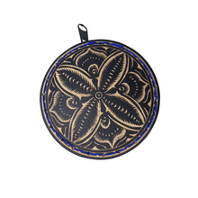 Cargar imagen en el visor de la galería, Monedero de jícara de árbol decorado con motivos de la costa oaxaqueña