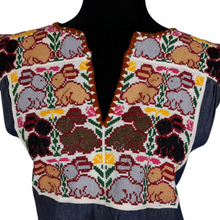 Cargar imagen en el visor de la galería, Blusa de mezclilla con bordado chenteño de punto de cruz