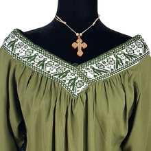 Cargar imagen en el visor de la galería, Blusa fresca de rayón con bordado de hilván tradicional de Puebla y manga 3/4