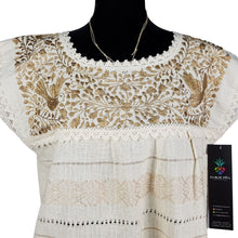 Cargar imagen en el visor de la galería, Blusa extra grande hecha en telar de pedal, bordada con palomas y flores y acabado de encaje