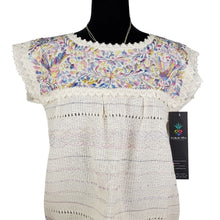 Cargar imagen en el visor de la galería, Blusa extra grande hecha en telar de pedal, bordada con palomas y flores y acabado de encaje